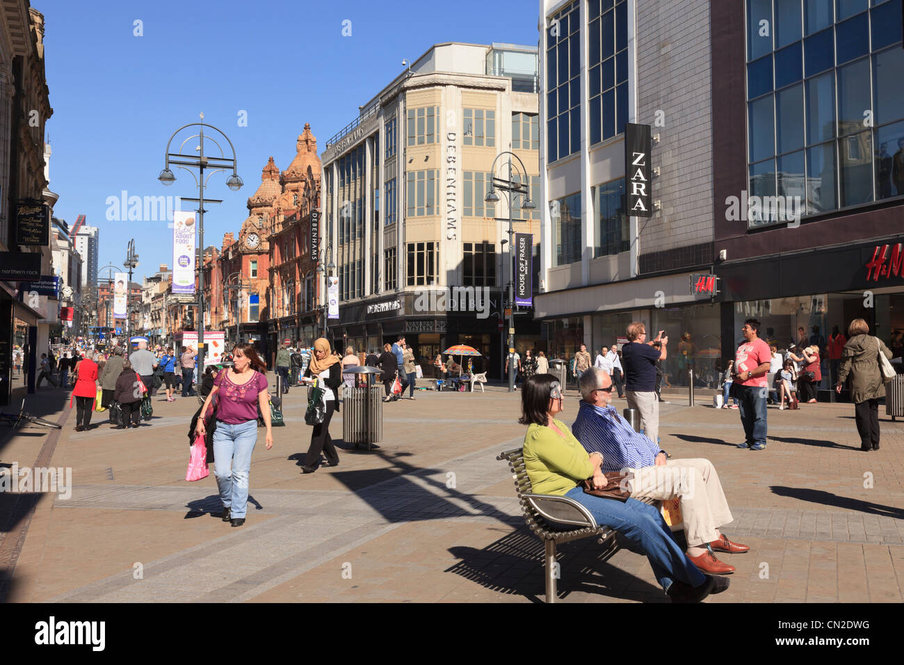 Occupato principale pedonale high street in scena con la gente di shopping in centro città a BRIGGATE, Leeds, West Yorkshire, Inghilterra, Regno Unito, Gran Bretagna Foto Stock