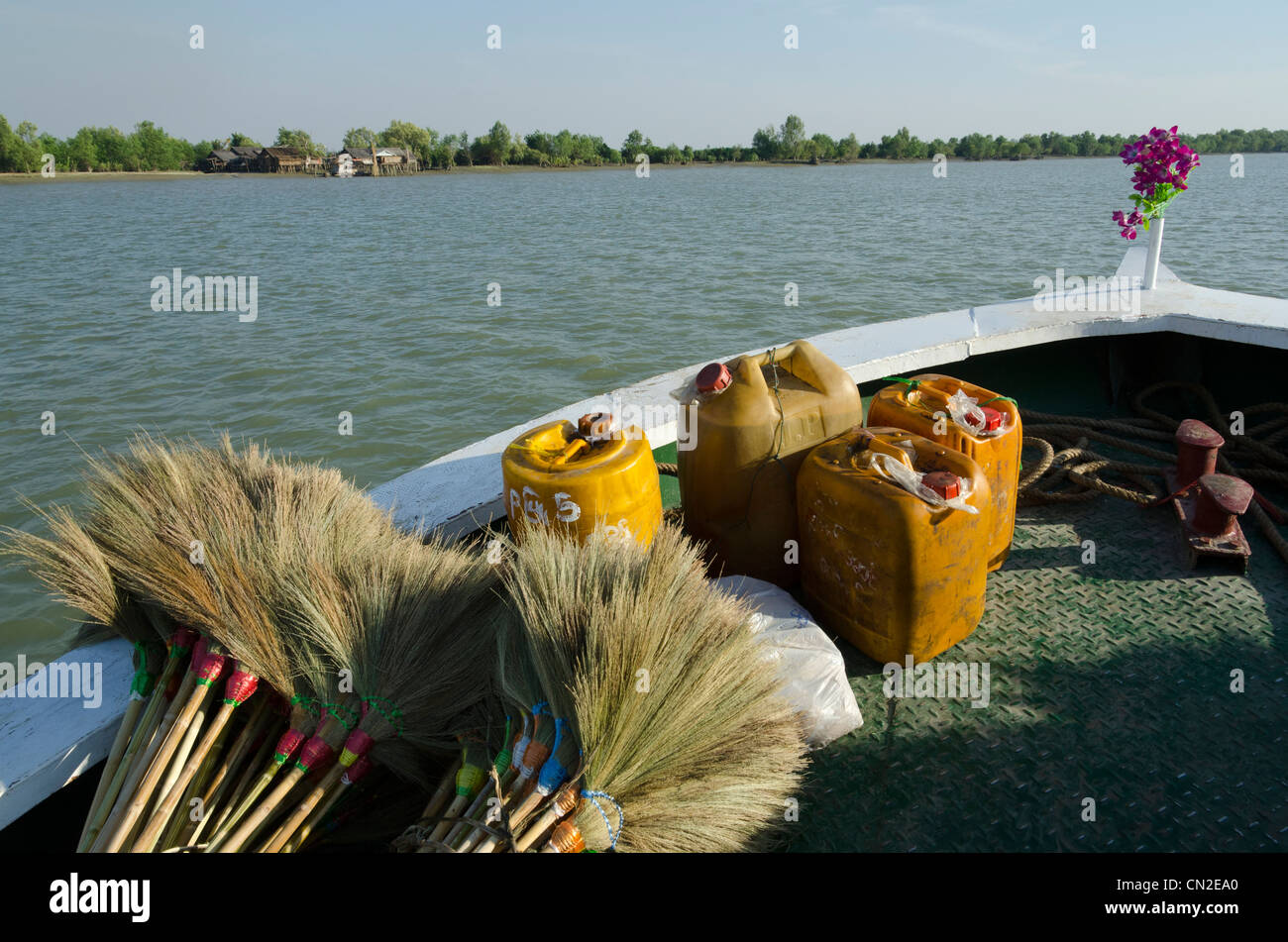 Il traghetto pubblico tra Pathein e Labutta con bambù capanne in background. Delta di Irrawaddy. Myanmar. Foto Stock