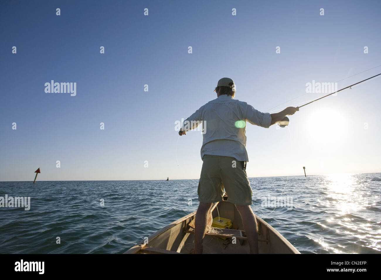 L'uomo Casting Canna da pesca dalla barca, Florida Keys, STATI UNITI D' AMERICA Foto stock - Alamy