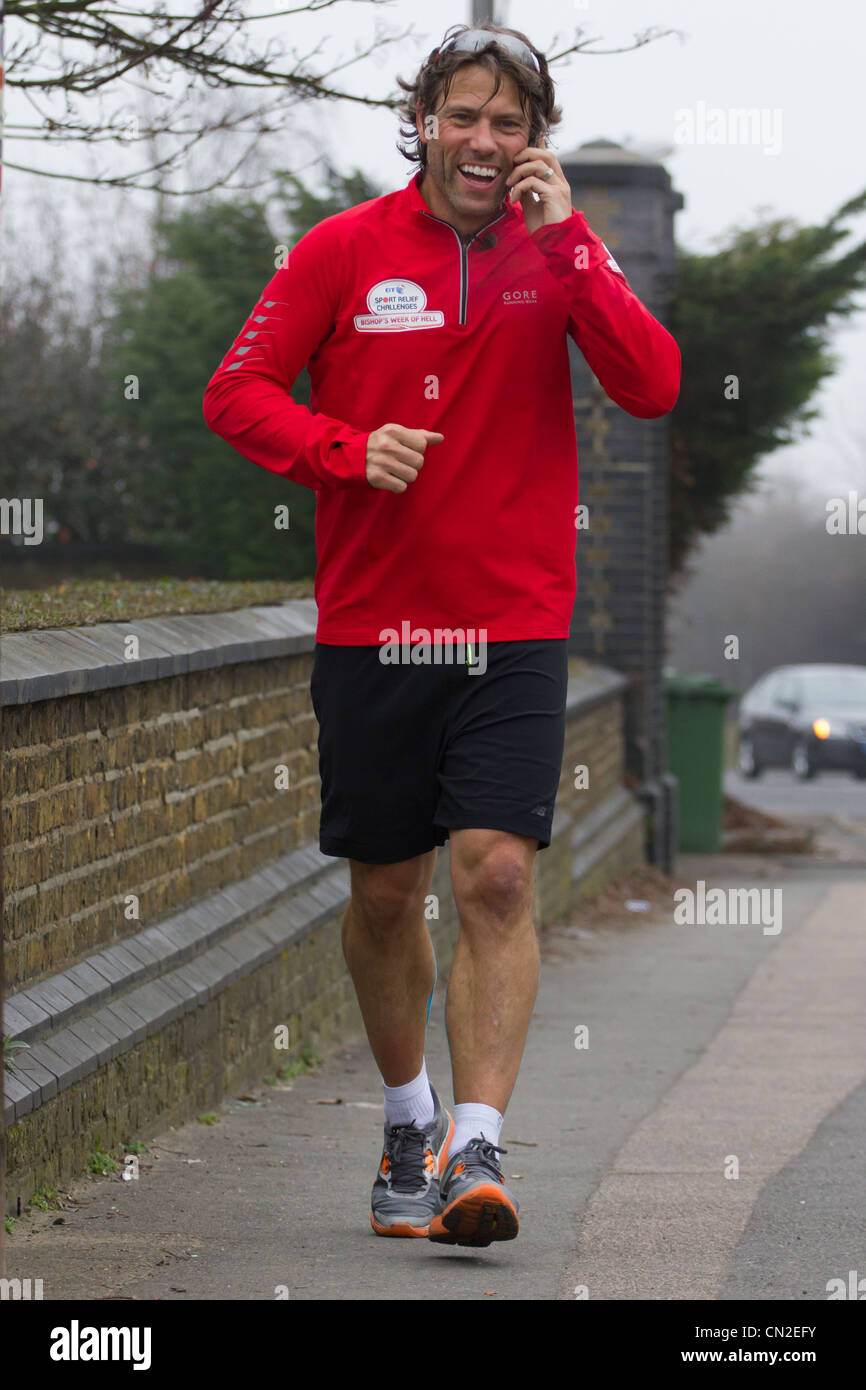 Giovanni Vescovo corre da Dover a Londra per il rilievo di sport Foto Stock