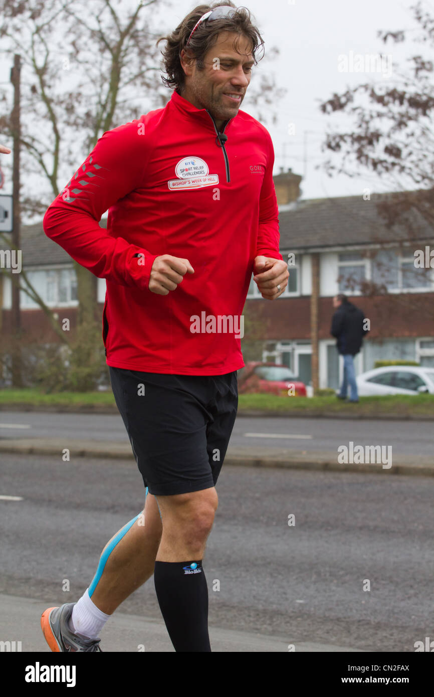 Giovanni Vescovo corre da Dover a Londra per il rilievo di sport Foto Stock