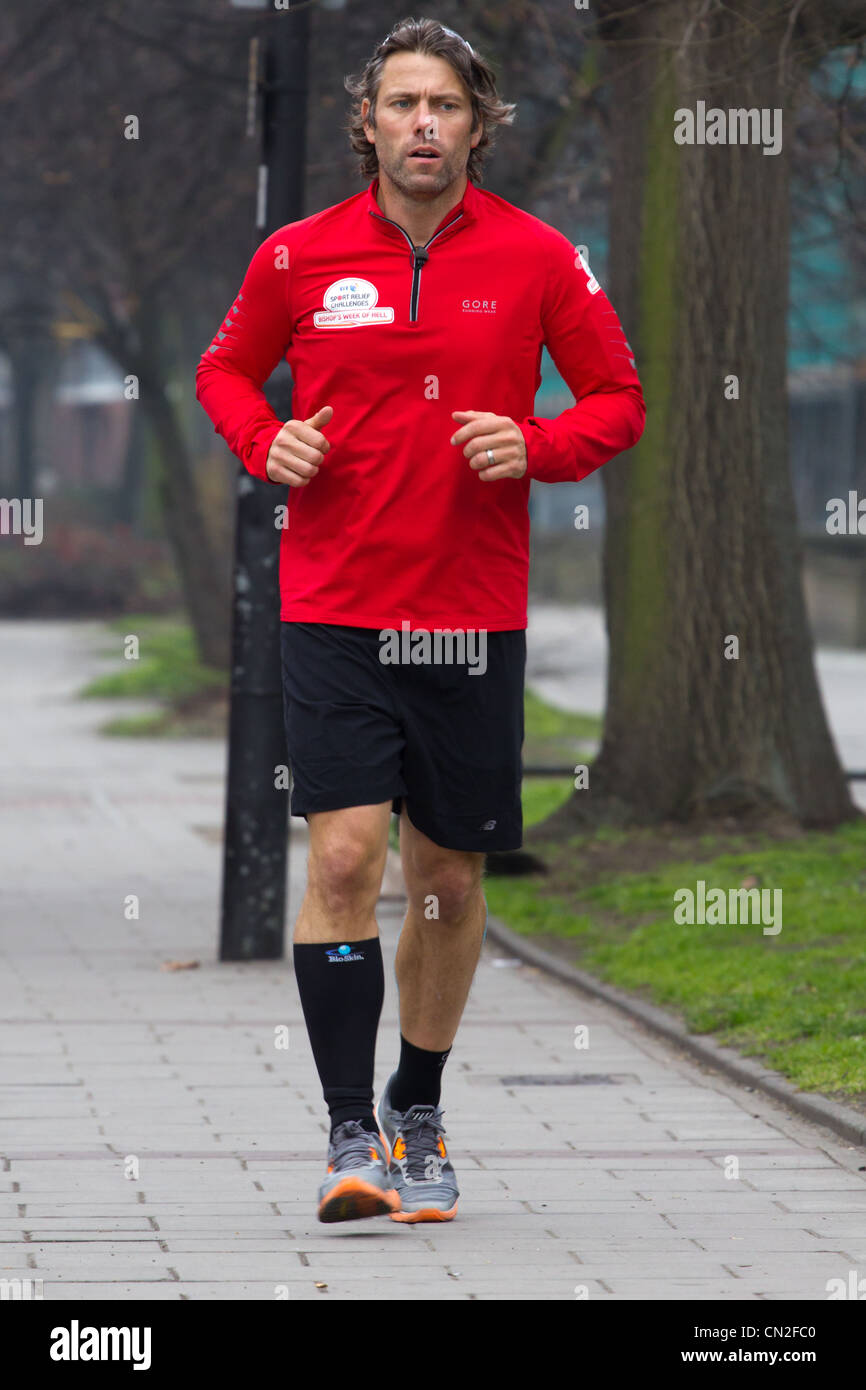 Giovanni Vescovo corre da Dover a Londra per il rilievo di sport Foto Stock