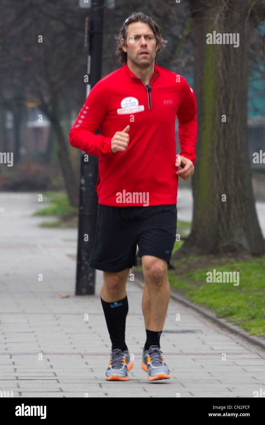 Giovanni Vescovo corre da Dover a Londra per il rilievo di sport Foto Stock