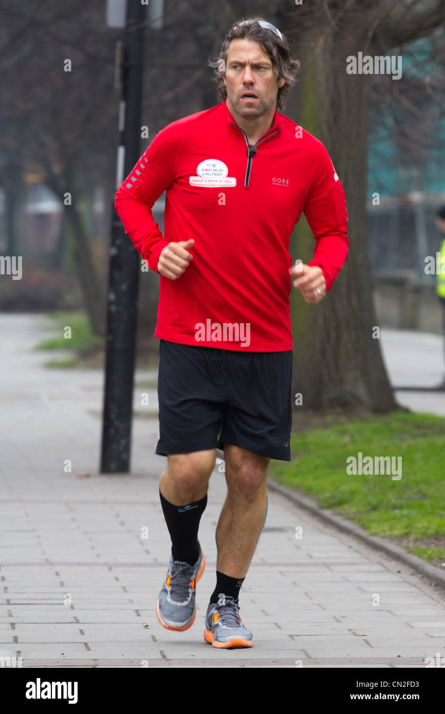 Giovanni Vescovo corre da Dover a Londra per il rilievo di sport Foto Stock