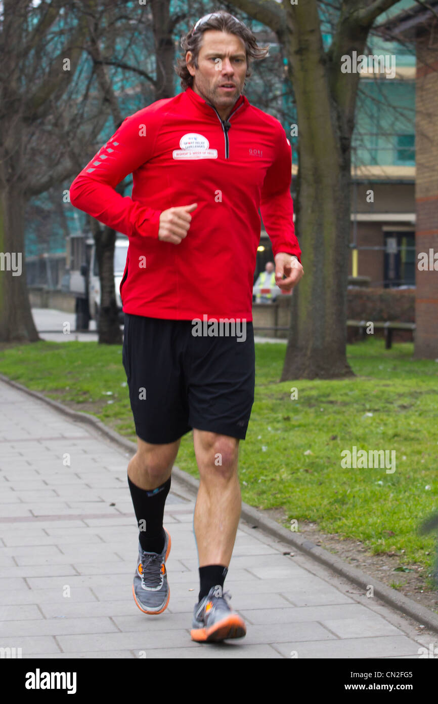 Giovanni Vescovo corre da Dover a Londra per il rilievo di sport Foto Stock