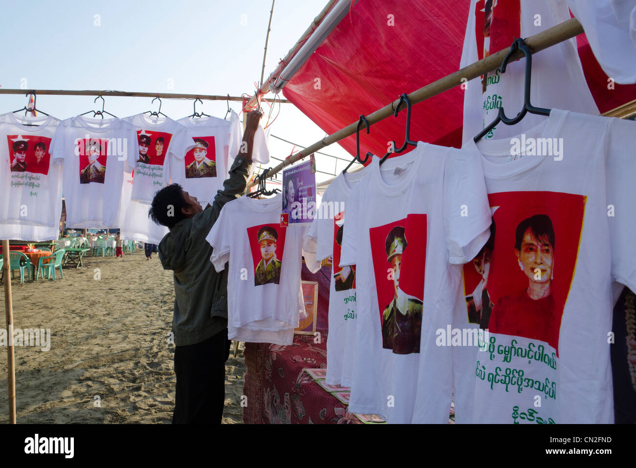 NLD stallo con magliette della Signora e il generale Aung San. Mawdinsoun yarly festival. Estremità lontana del delta di Irrawaddy. Myanmar. Foto Stock