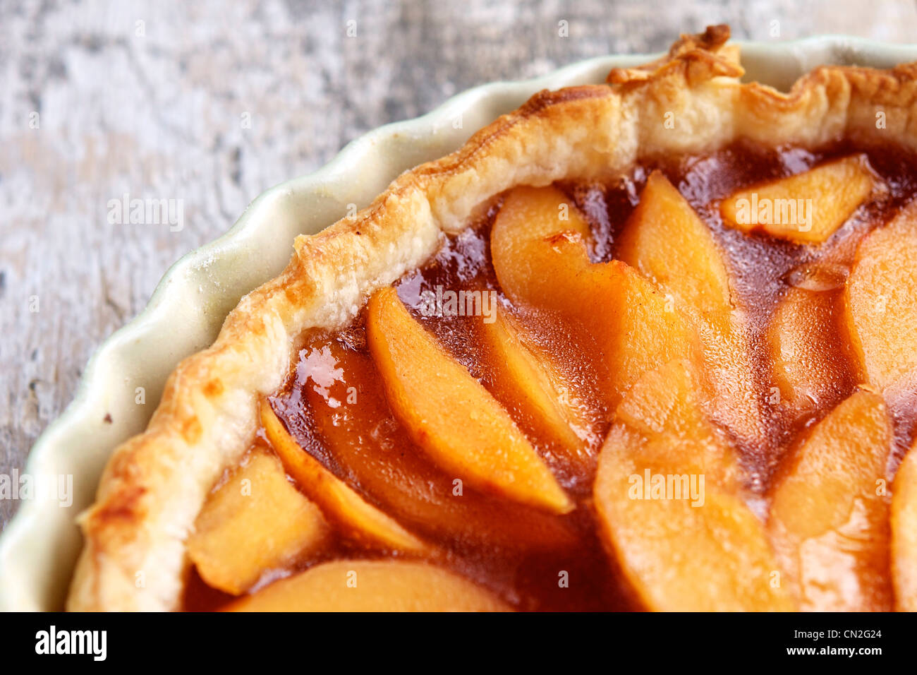 Una semplice pasta sfoglia crostata con le mele cotogne. Foto Stock