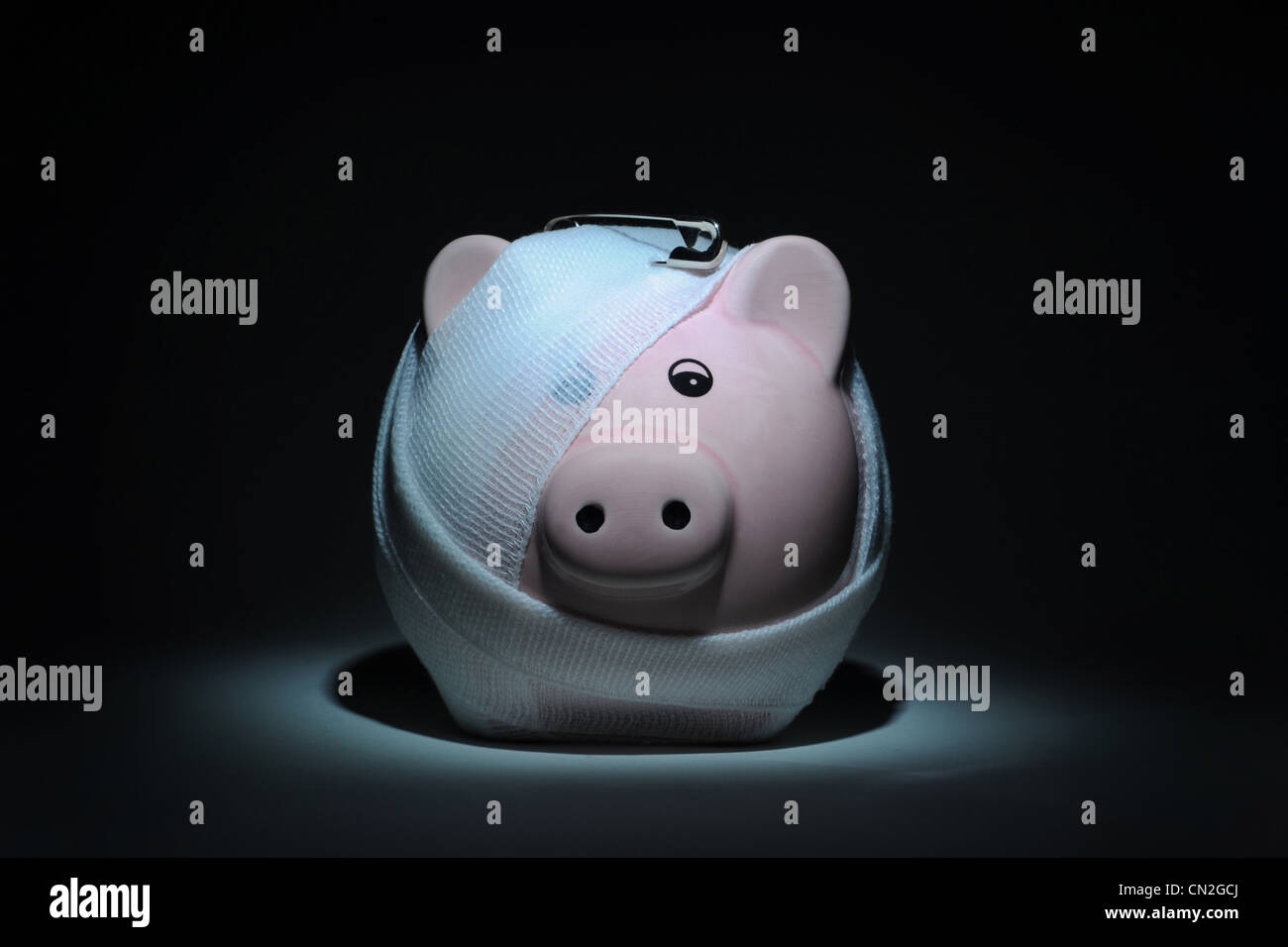 Bendato feriti PIGGYBANK CON PERNO DI SICUREZZA risparmio nuovamente l'economia crisi finanziaria credit crunch I TASSI DI INTERESSE DEI MERCATI CASH UK Foto Stock