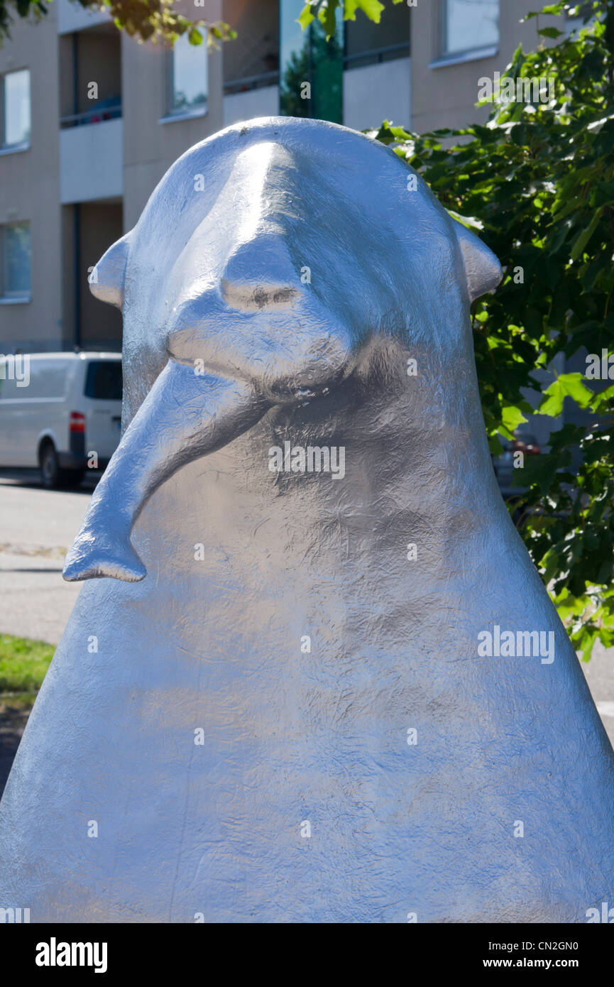 Zilver statua colorata di una guarnizione di tenuta con il pesce Foto Stock