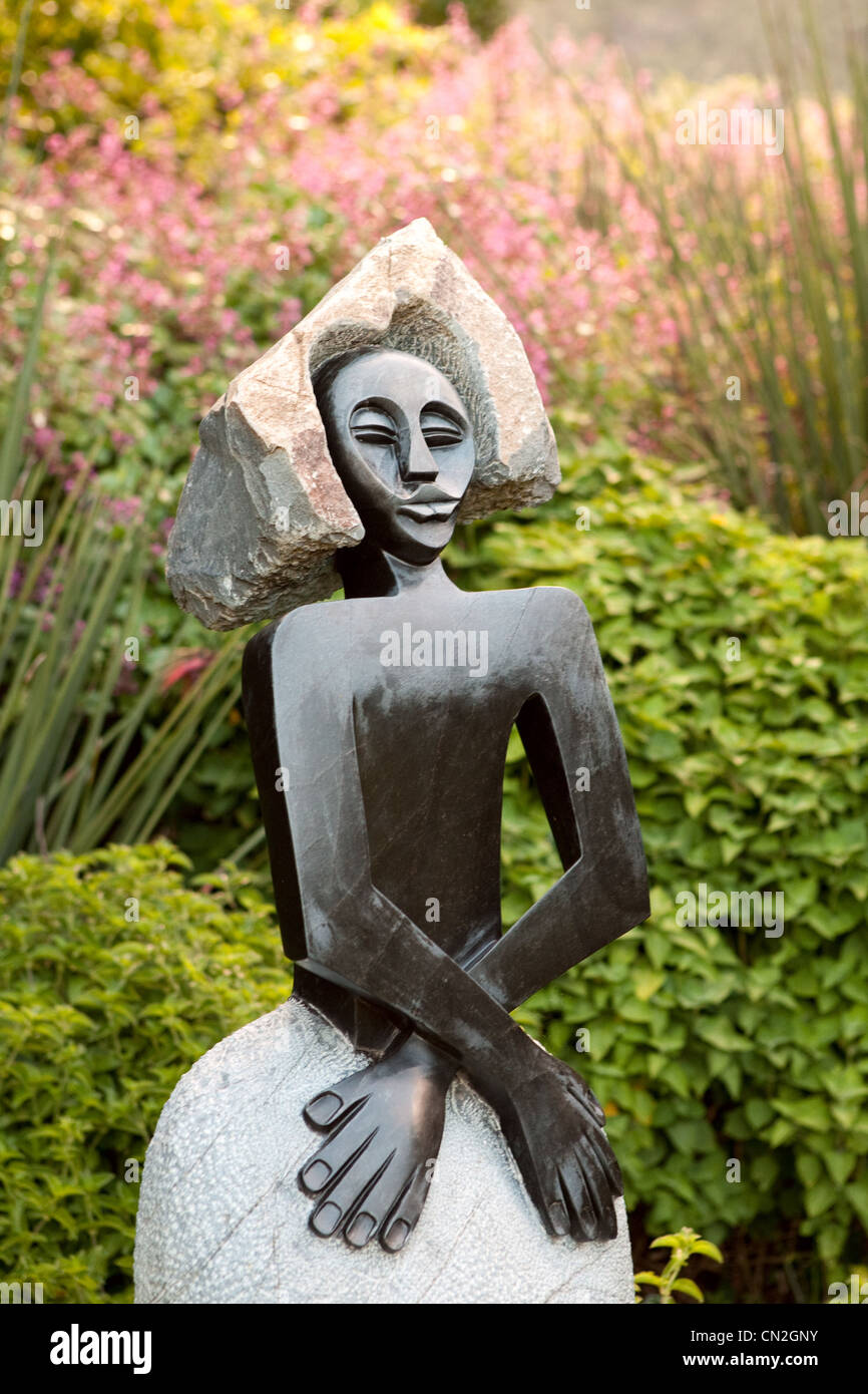 Statua Di 'Young Girl' A Springstone Di Amos Supini, Kirstenbosch Gardens, Città Del Capo, Sud Africa Foto Stock