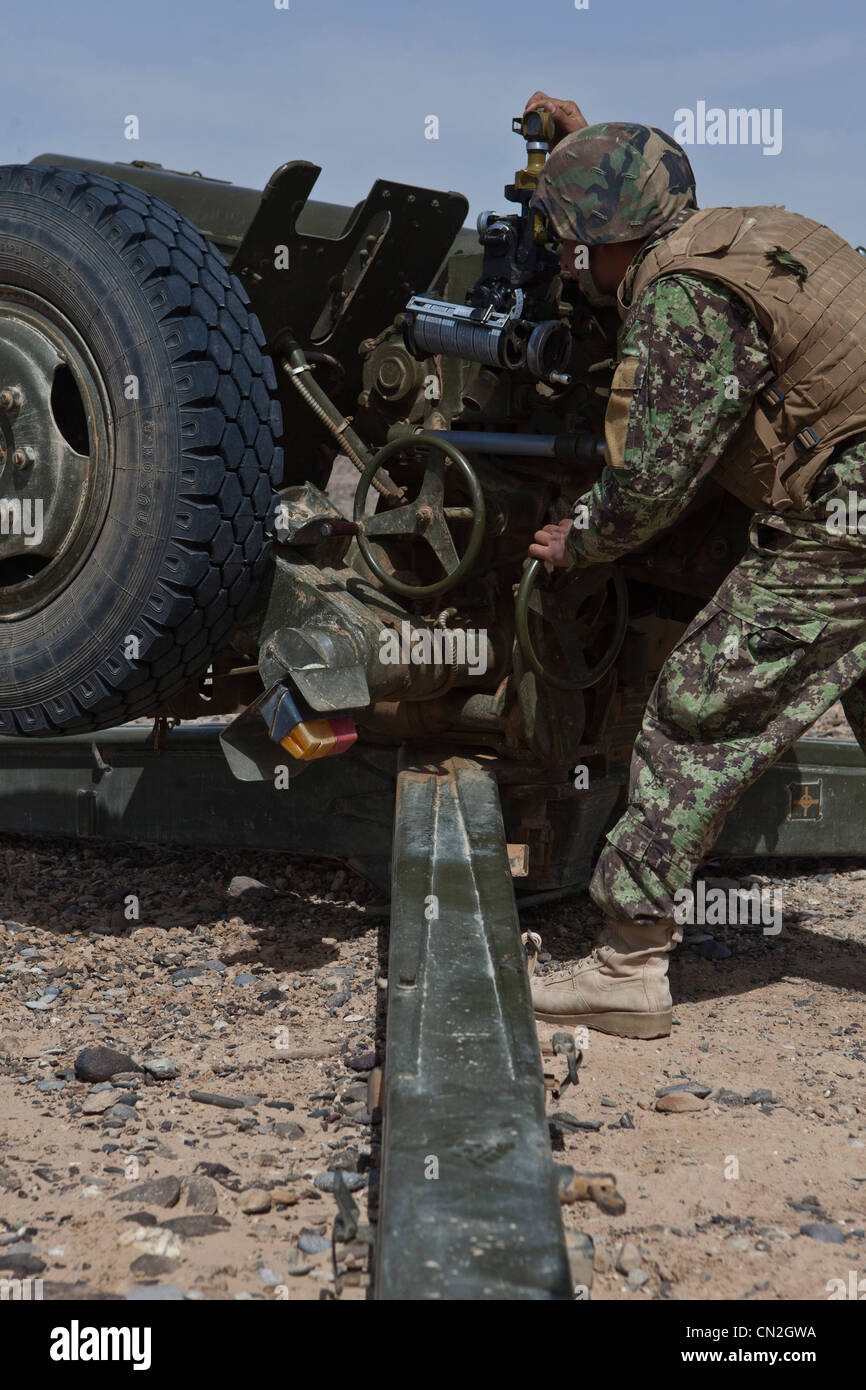 HELMAND PROVINCE, Afghanistan - un soldato dell'esercito nazionale afgano con il 4° Kandak, 1° Brigata, 215° corpo si trova su un howitzer da 122mm D-30 come parte di un esercizio di addestramento qui, 27 marzo 2012. L'esercizio di artiglieria ANA, condotto con la guida dei consulenti marini del Regimental Combat Team 5, è un passo importante nello sviluppo delle forze di sicurezza afghane prima della transizione della responsabilità di sicurezza dei leader nei restanti distretti della provincia meridionale di Helmand. Foto Stock