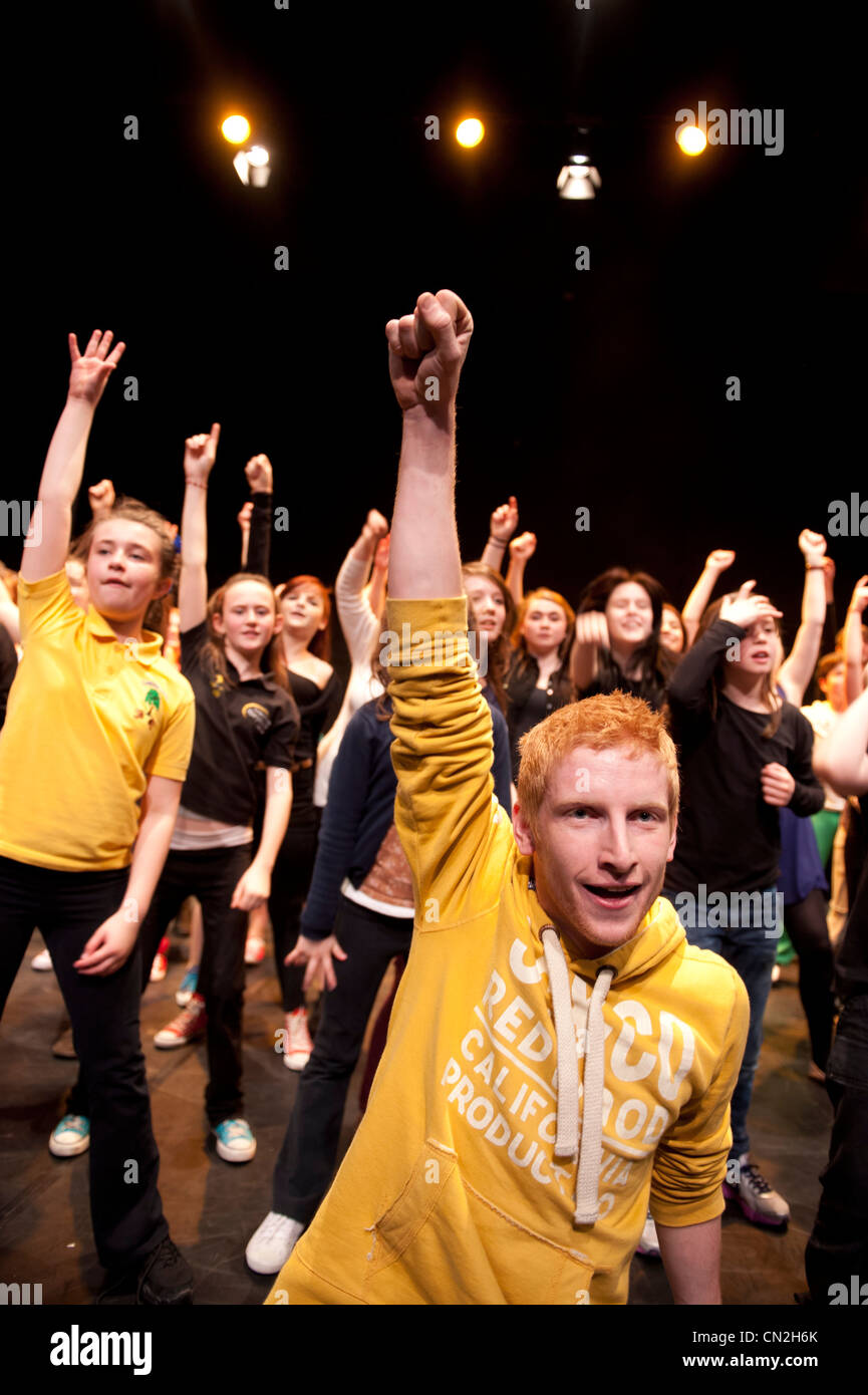 Un gruppo di ragazzi e ragazze adolescenti i canti e le danze in un dilettante di teatro musicale di produzione delle prestazioni in un teatro. Regno Unito Foto Stock