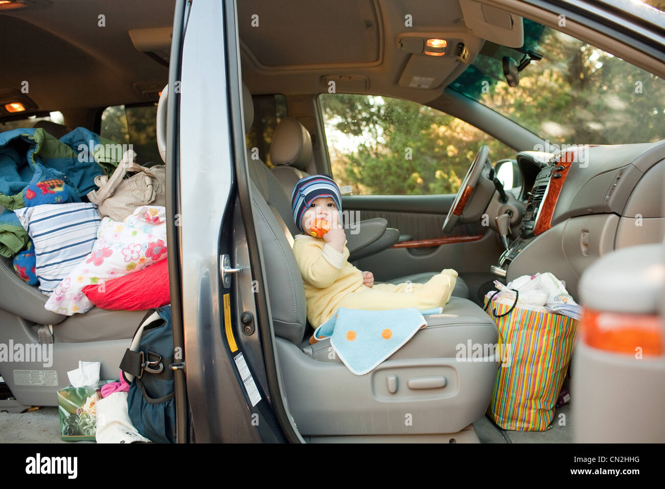 Il Toddler ragazzo seduto in auto sedile passeggero Foto Stock