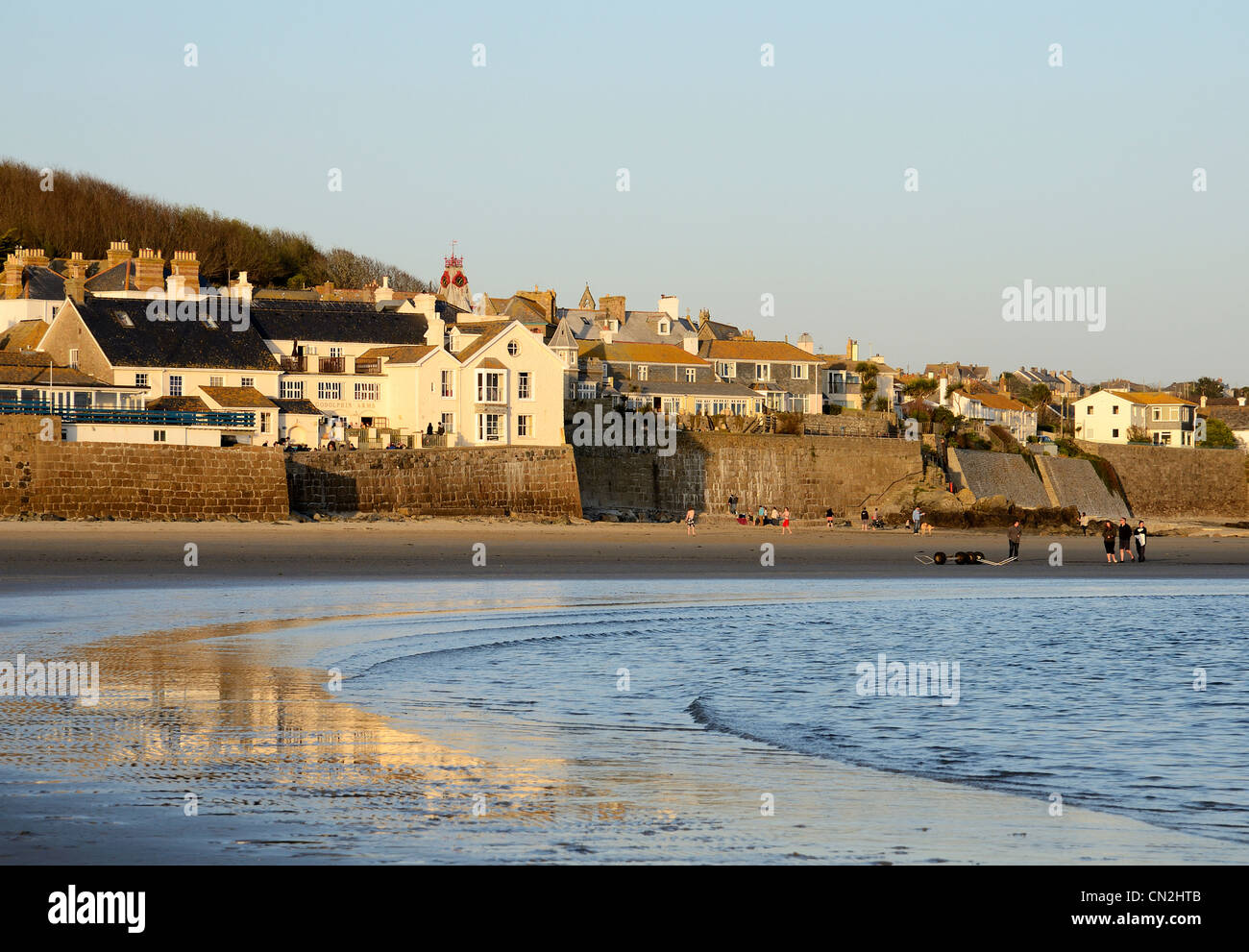 Il sole di setting dà un bagliore dorato per il Cornish città di marazion, Cornwall, Regno Unito Foto Stock