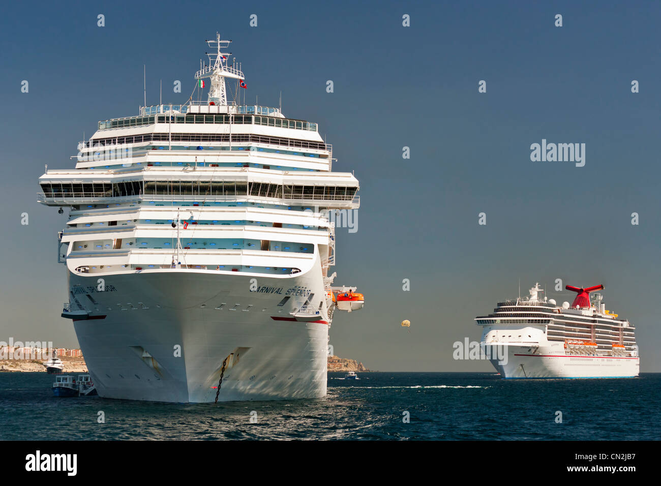 Carnival Splendor e lo spirito del Carnevale navi da crociera ancorate nel mare di Cortez off Cabo San Lucas-Mexico. Foto Stock