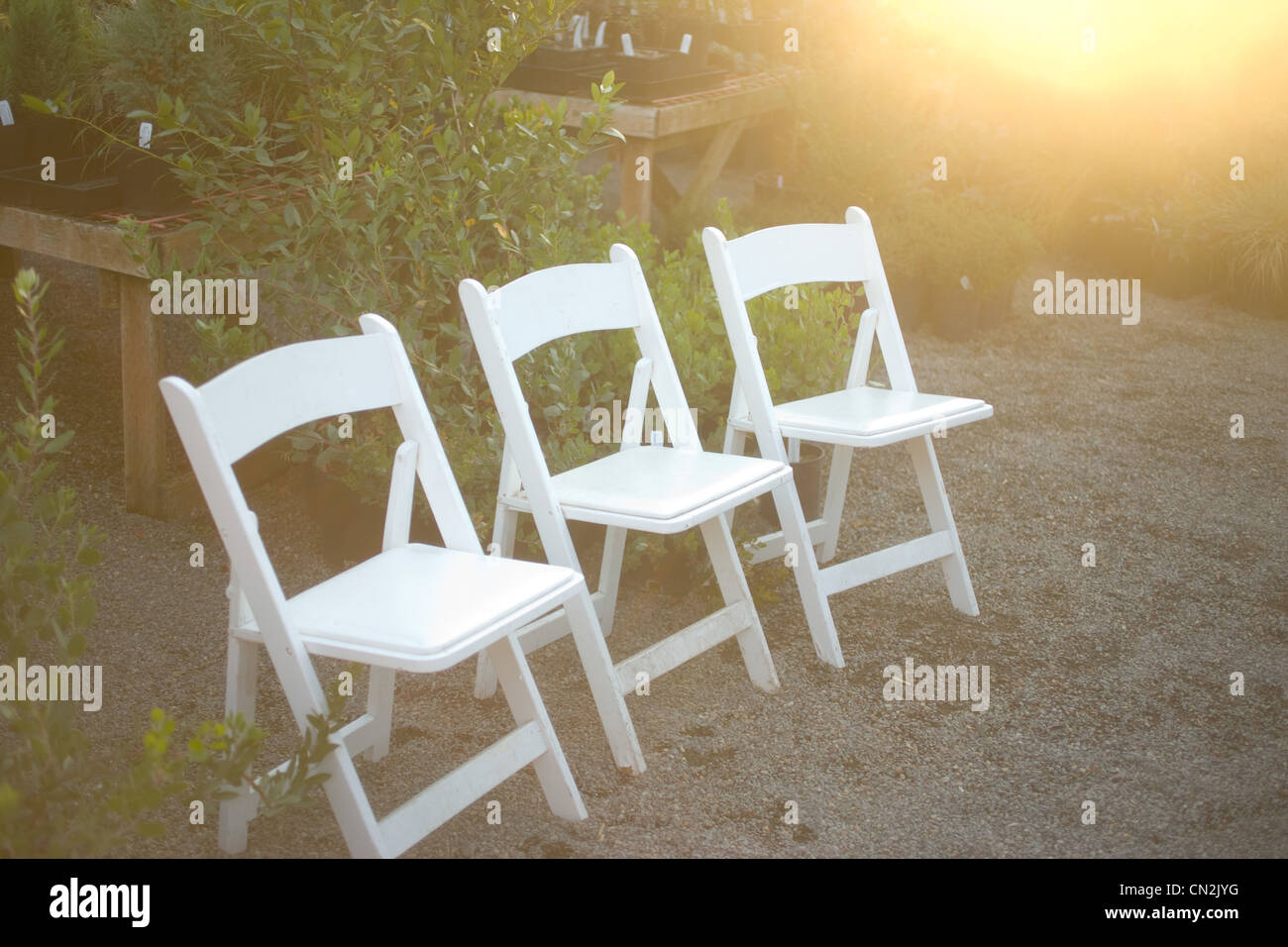 Tre sedie pieghevoli in giardino Foto Stock