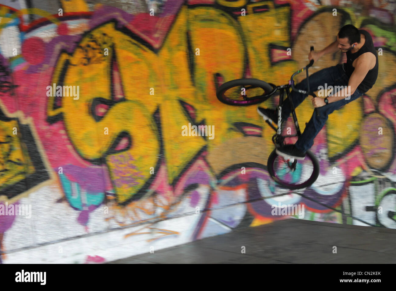 Si tratta di una immagine di un freestyle bmx bike rider eseguendo uno stunt. Foto Stock