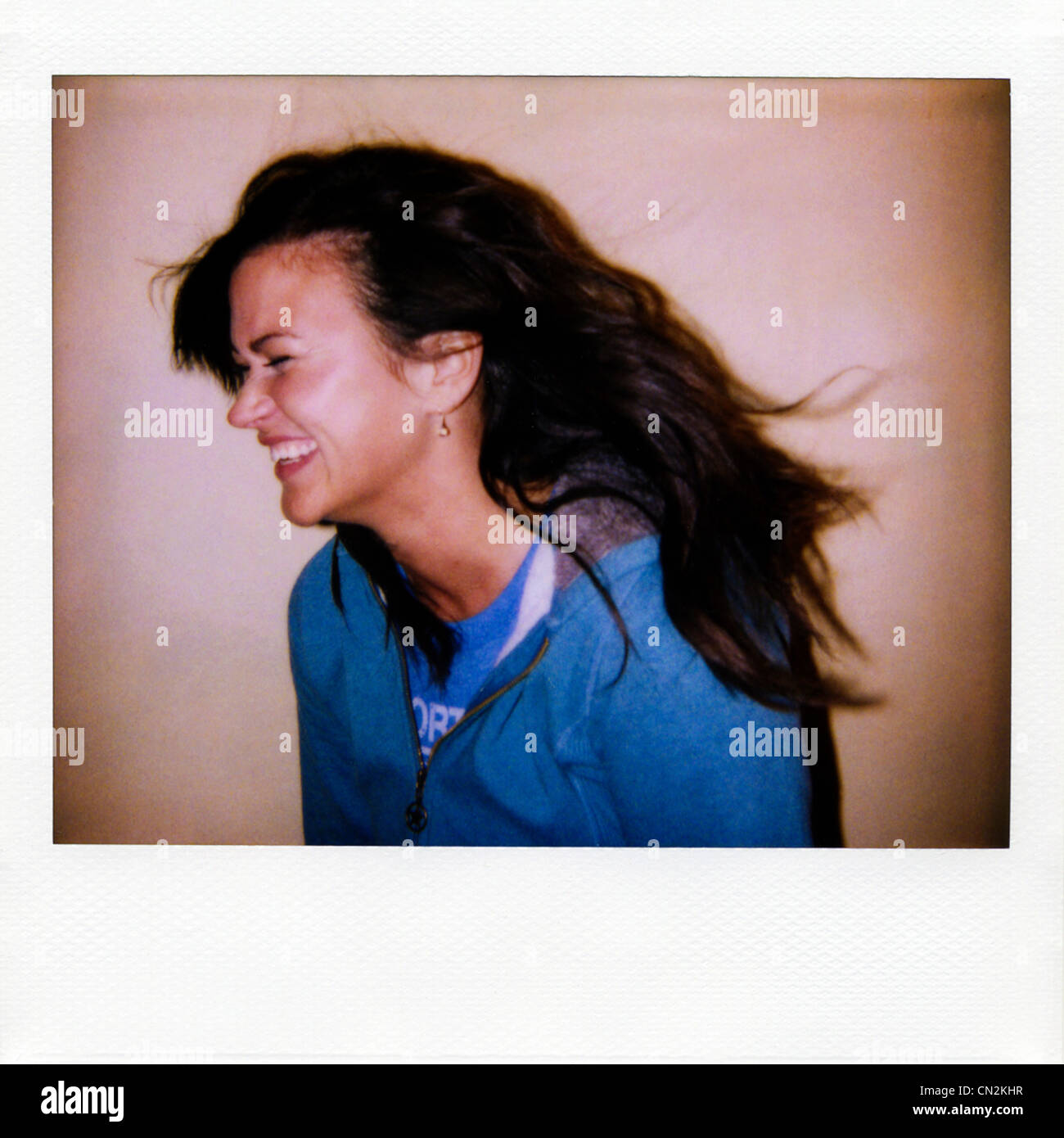 Pellicola Istante fotografia della giovane donna di ridere Foto Stock
