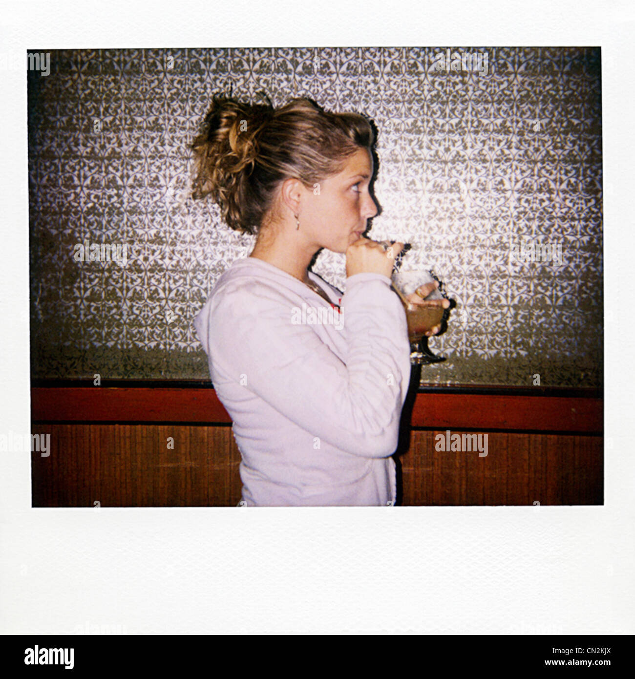 Pellicola Istante fotografia di donna bere drink Foto Stock