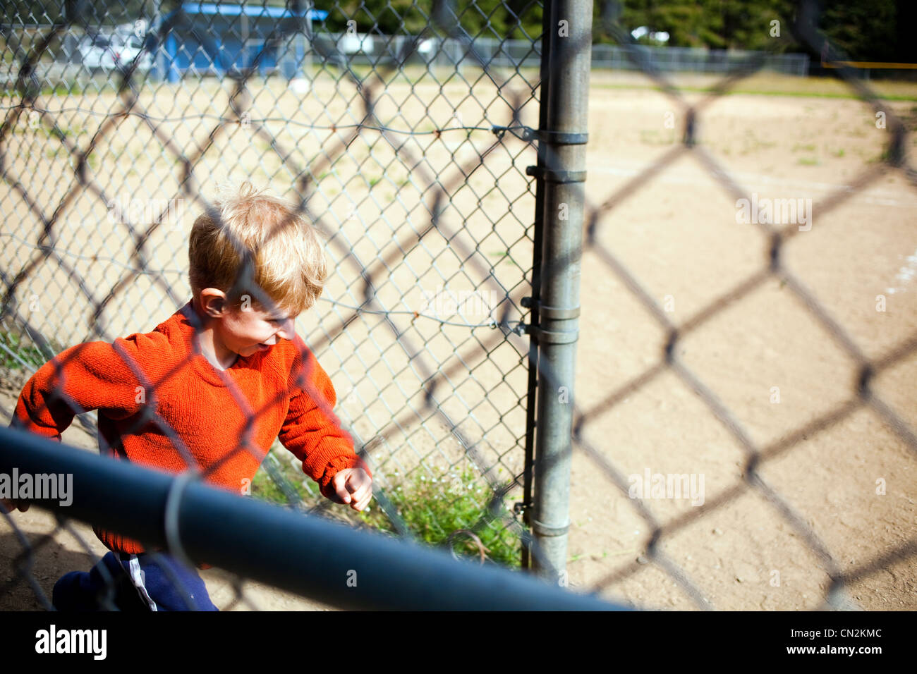 Giovane ragazzo in esecuzione sul campo di baseball Foto Stock