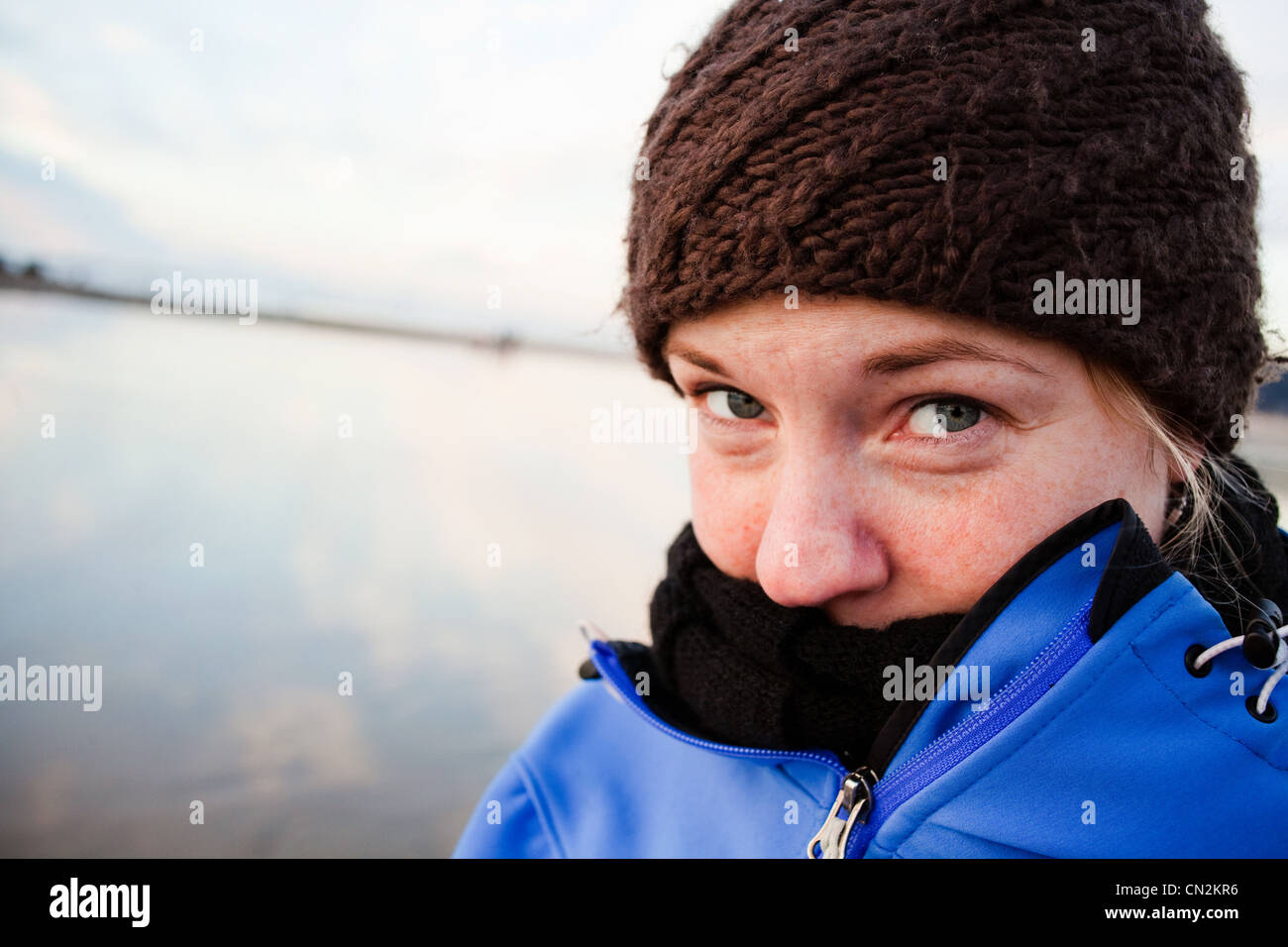 Donna sulla spiaggia in inverno Foto Stock
