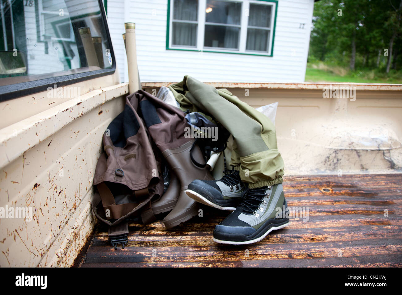 La pesca waders nel retro del pickup truck, Cape Breton Island, Nova Scotia Foto Stock