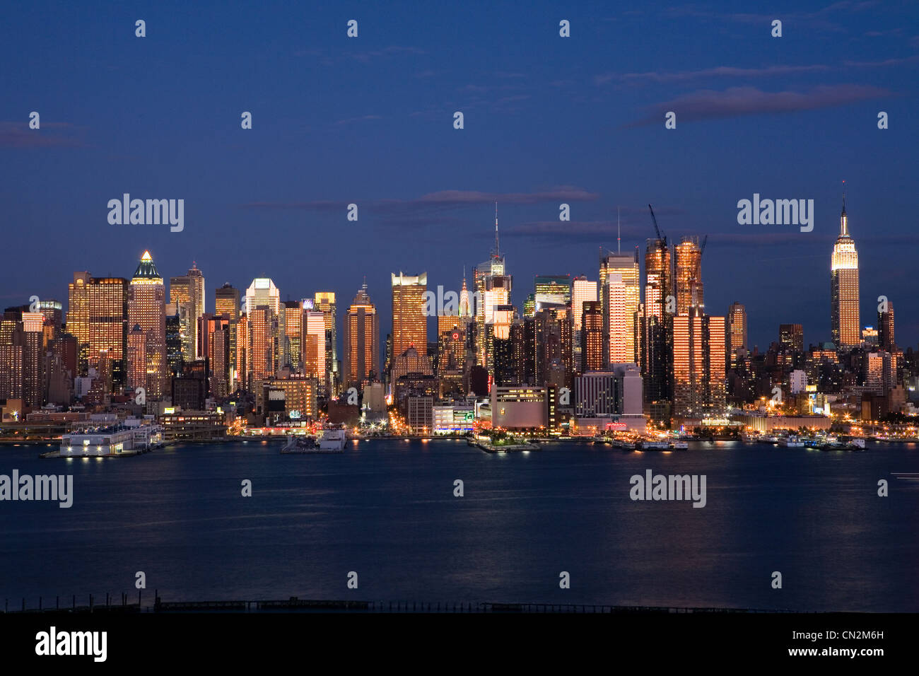 Vista di Manhattan e del fiume Hudson al crepuscolo, New York City, Stati Uniti d'America Foto Stock
