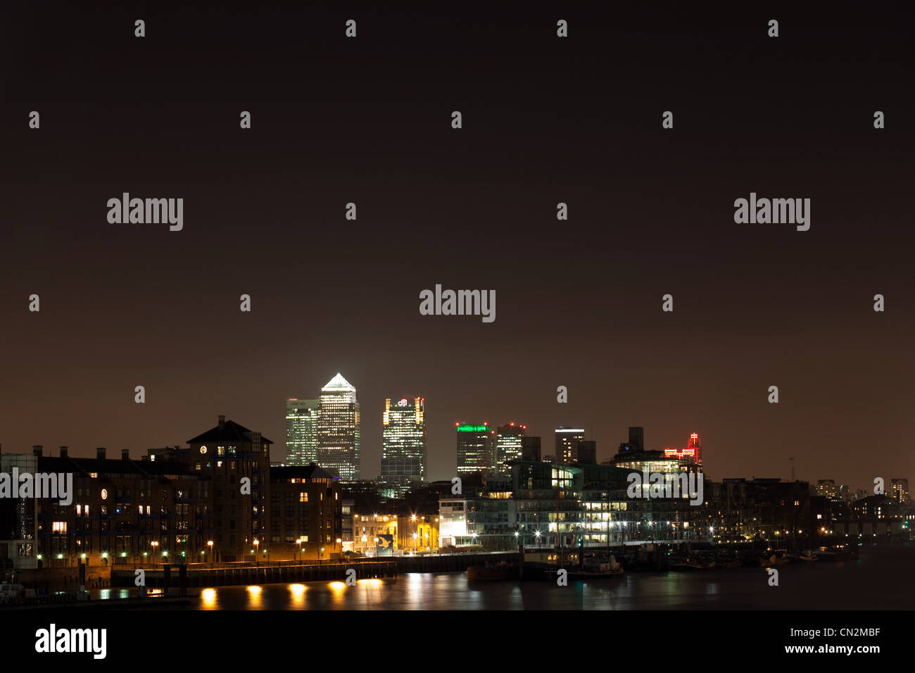 Vista sul Tamigi verso Canary Wharf, London, Regno Unito Foto Stock