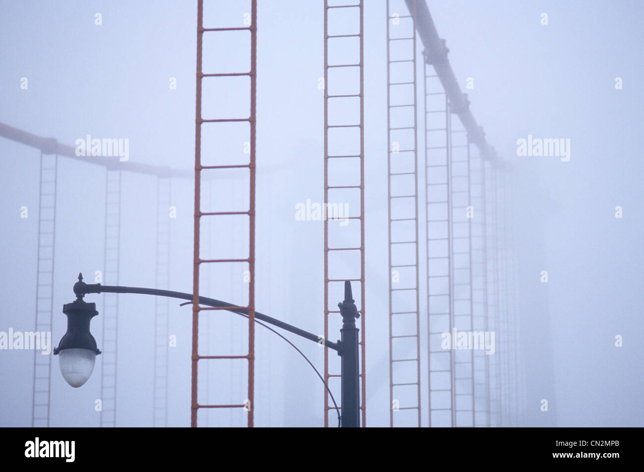 Nebbia su Angus MacDonald Bridge, Halifax, Nova Scotia Foto Stock