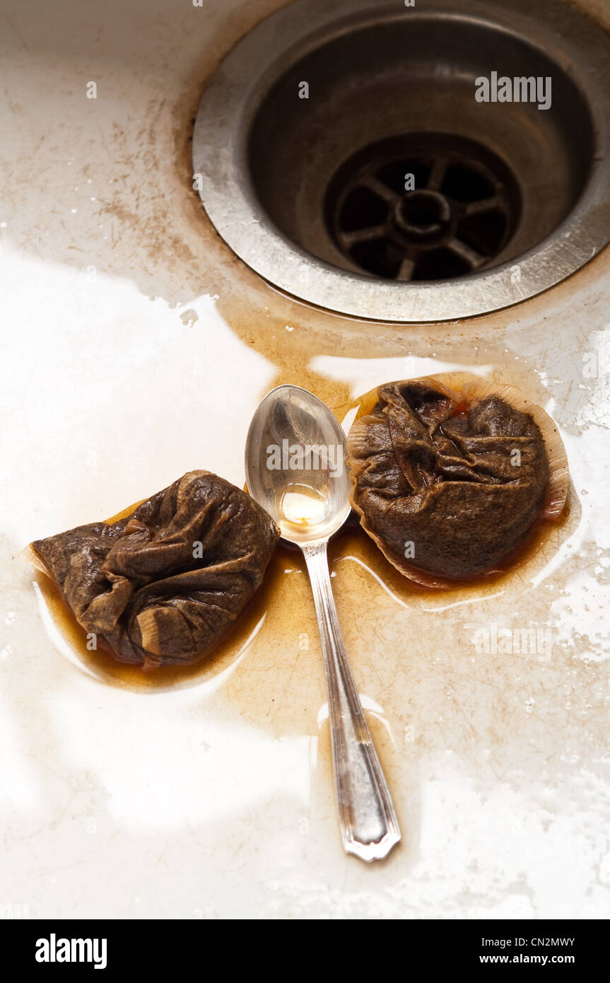 Cucchiaino e teabags nel lavello da cucina Foto Stock