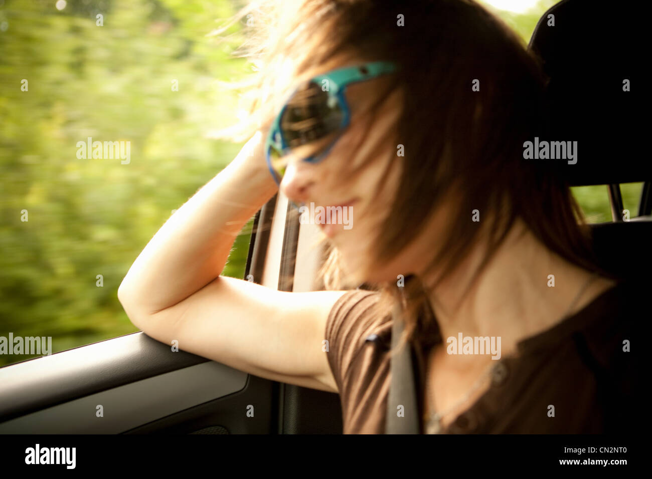Passeggero femmina in auto con la finestra aperta Foto Stock