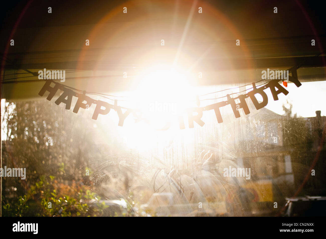 Compleanno banner appesi nella finestra Foto Stock