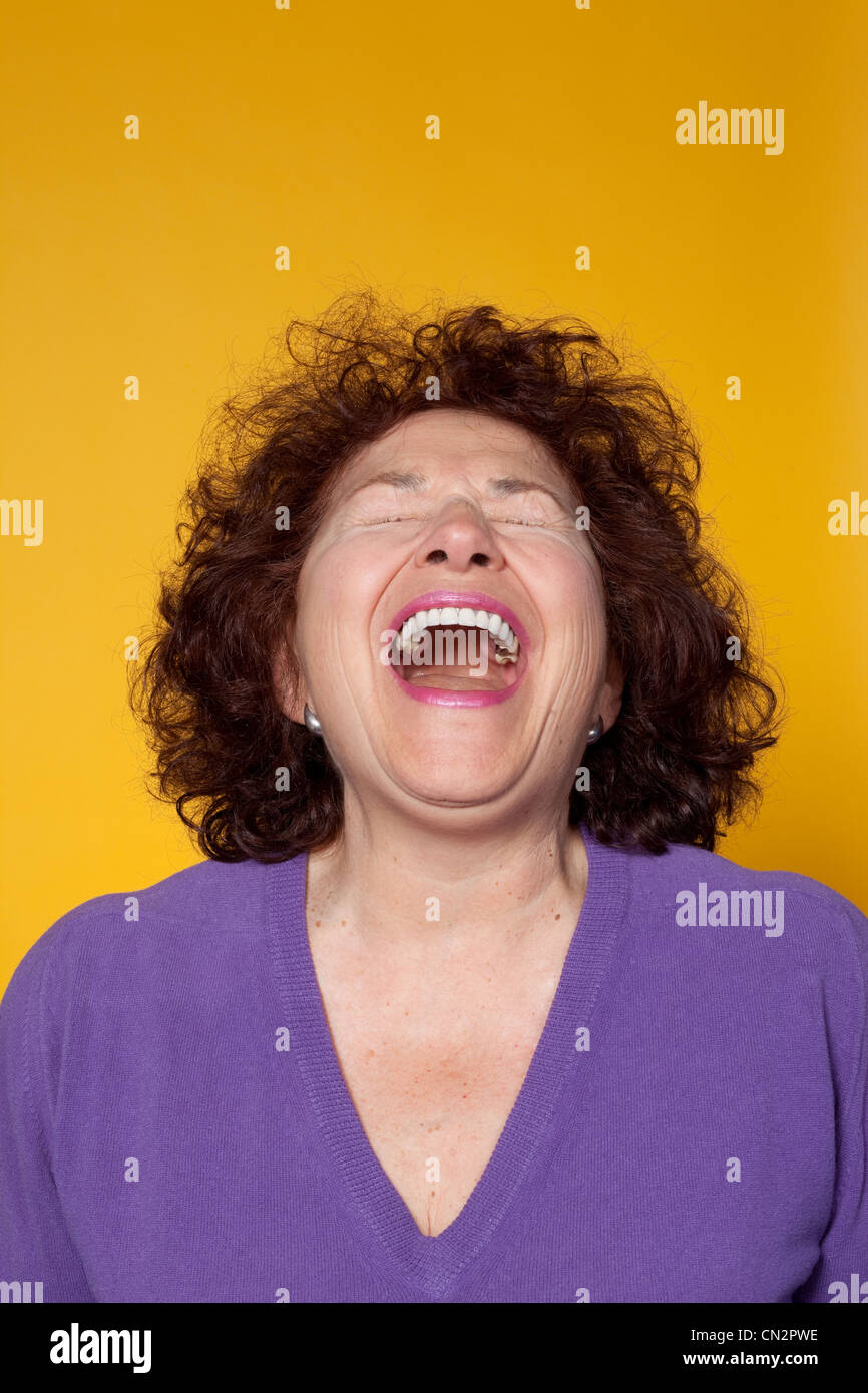 Senior donna ridere con gli occhi chiusi, studio shot Foto Stock