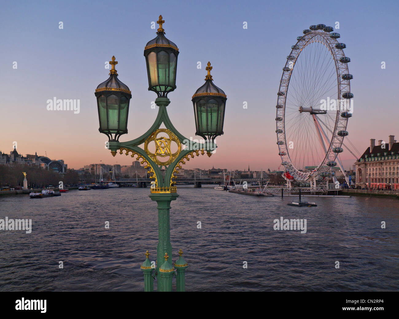 WESTMINSTER BRIDGE LONDON EYE TRAMONTO con le lampade vittoriane Lanterns Westminster con il London Eye e il Tamigi al tramonto Westminster London UK Foto Stock