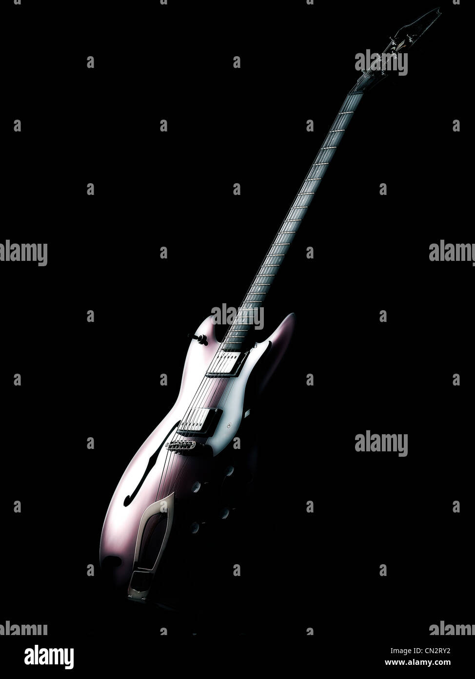 Chitarra elettrica su sfondo nero Foto Stock