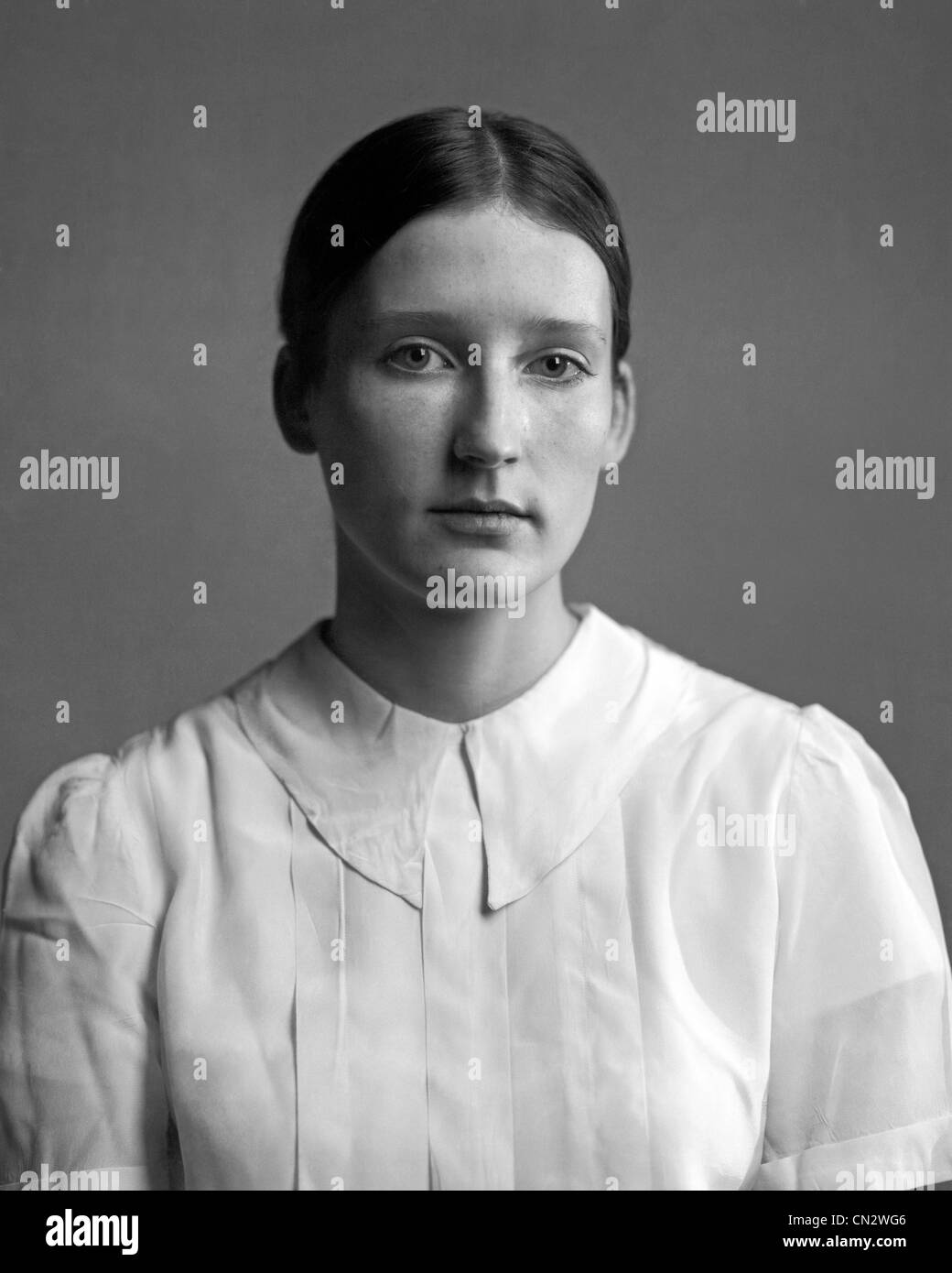 Ritratto di giovane donna indossa camicetta vittoriana Foto Stock