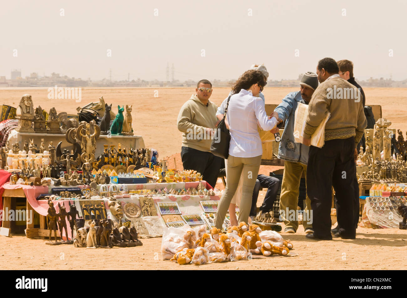I turisti stranieri presso le Piramidi di Giza Cairo Egitto Foto Stock