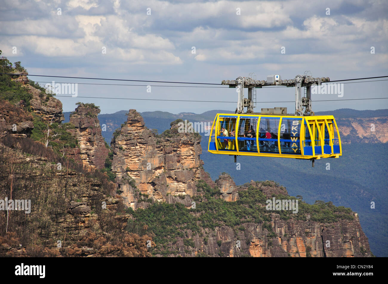 Vista della Scenic Skyway funivia con "Le tre sorelle' dietro il Jamison Valley, Blue Mountains, Nuovo Galles del Sud, Australia Foto Stock