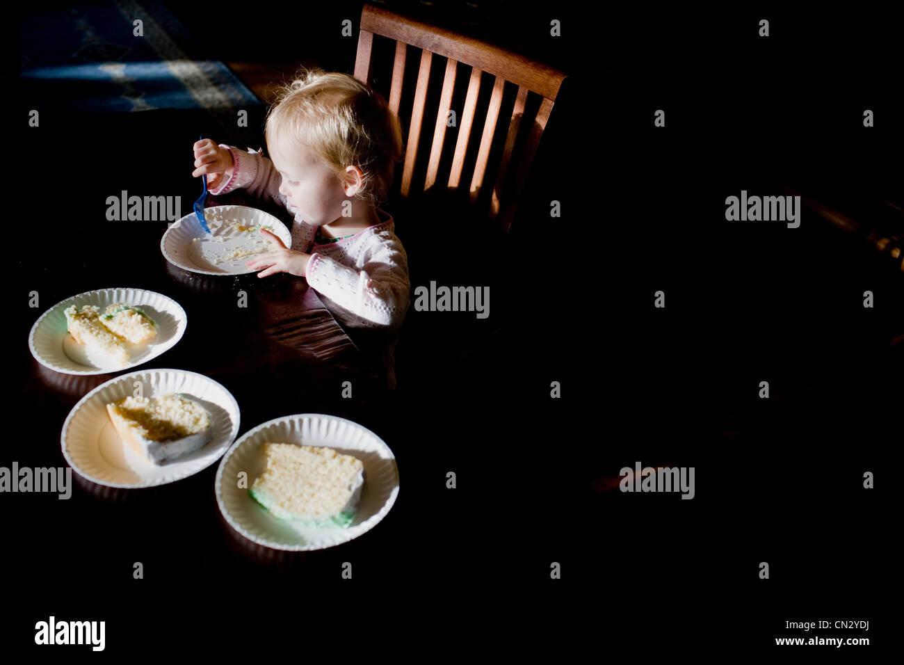 Il Toddler boy mangiare la torta di compleanno Foto Stock