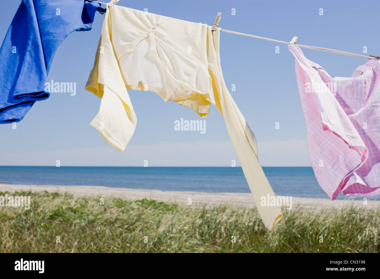 Servizio lavanderia Asciuga sulla linea di abbigliamento da mare Foto Stock