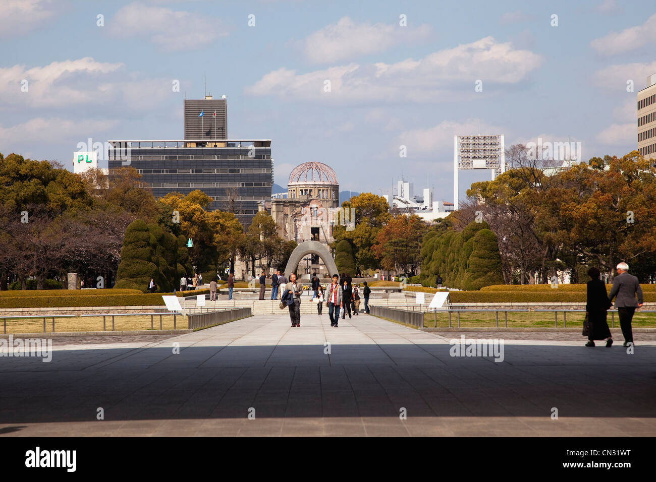 Hiroshima Peace Memorial Park con la Cupola di Bomba atomica al di là, Hiroshima, Giappone Foto Stock