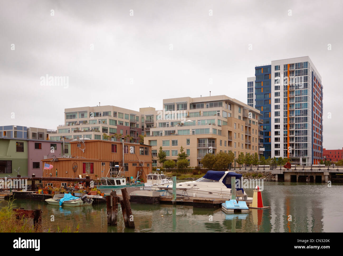 Casa di barche e le case di lusso su Mission Bay, San Francisco, California, Stati Uniti d'America Foto Stock