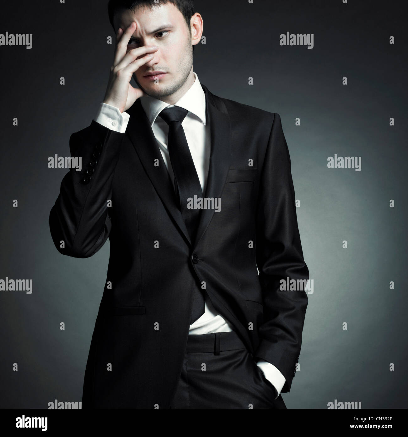 Ritratto di bello elegante uomo in elegante abito nero Foto stock - Alamy