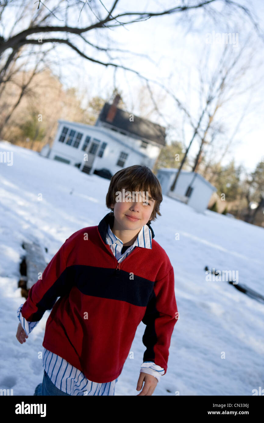 Ragazzo passeggiate nella neve Foto Stock