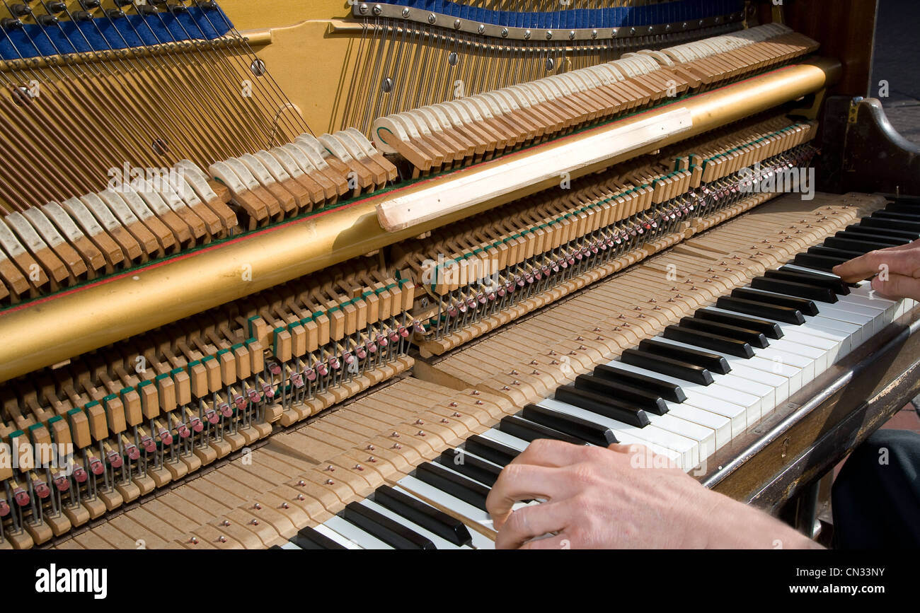 Un honky tonk piano Foto Stock