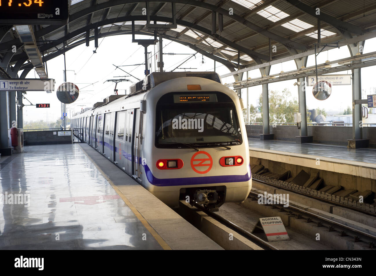 Indian moderno treno della metropolitana di Delhi Foto Stock