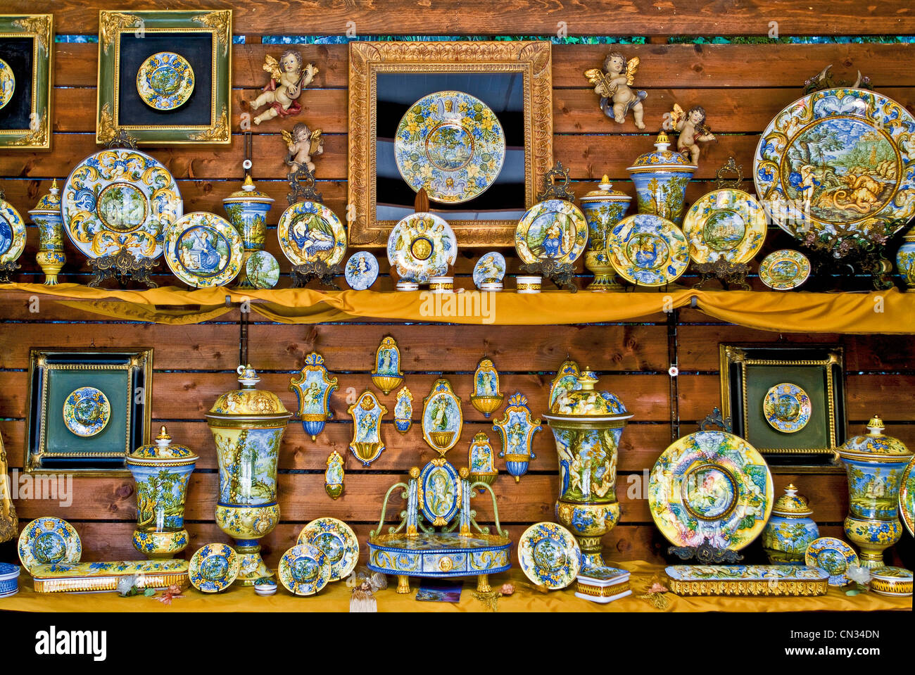 Italia Abruzzo Provincia di Teramo Castelli ceramica di verniciatura Foto  stock - Alamy