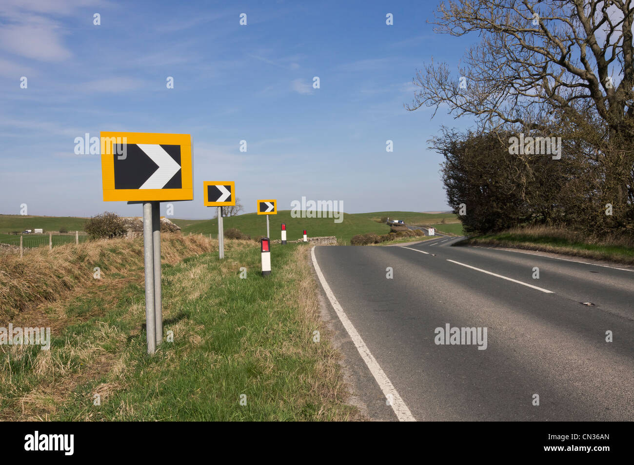 Cartelli di avvertimento su una strada di campagna nello Yorkshire. Foto Stock