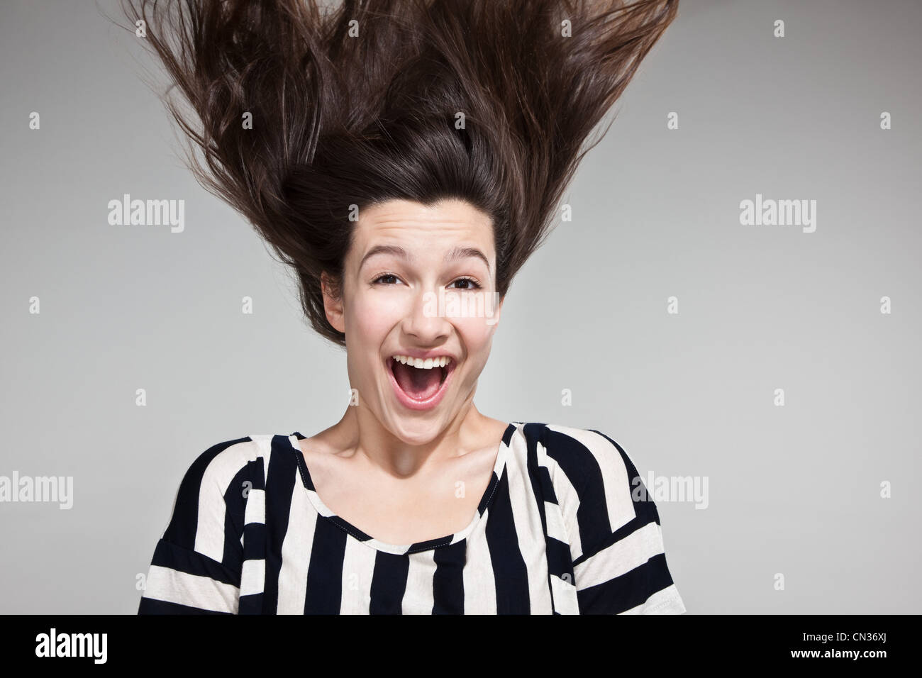 Ragazza con i capelli spazzate dal vento Foto Stock
