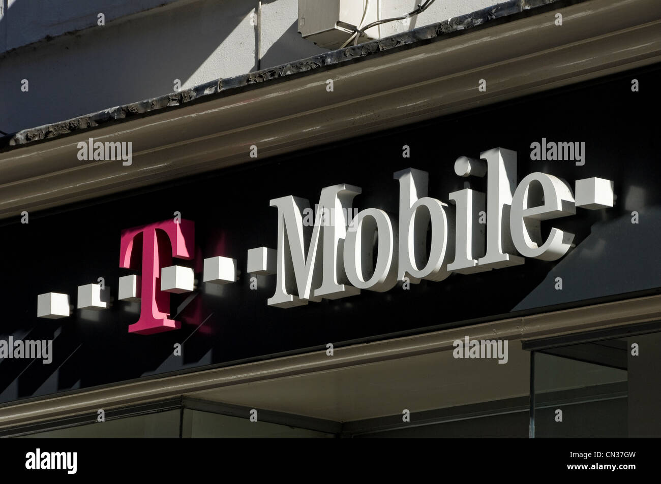 Primo piano della segnaletica del negozio di telefoni T Mobile Inghilterra Regno Unito GB Gran Bretagna Foto Stock